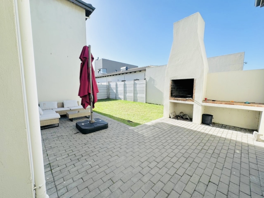 4 Bedroom Property for Sale in Parklands North Western Cape